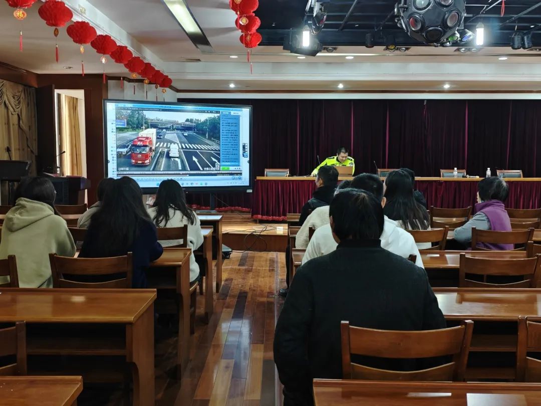 Dongbang Polîsê Trafîkê Squadron hat fabrîkê da ku ewlehiya seyrûsefera rê